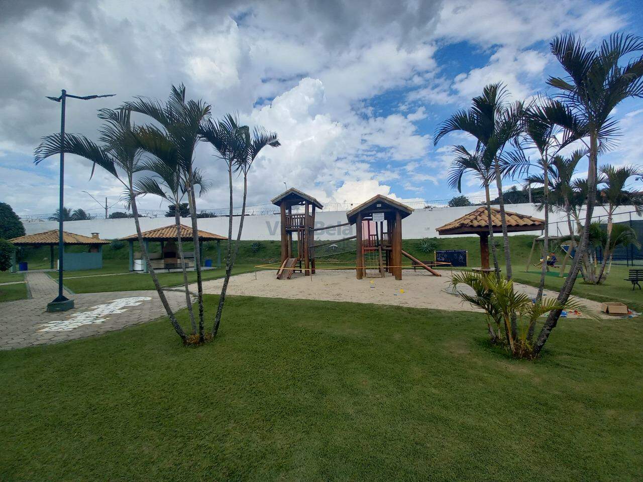 Casa em Condomínio à venda no Caminho Novo: 