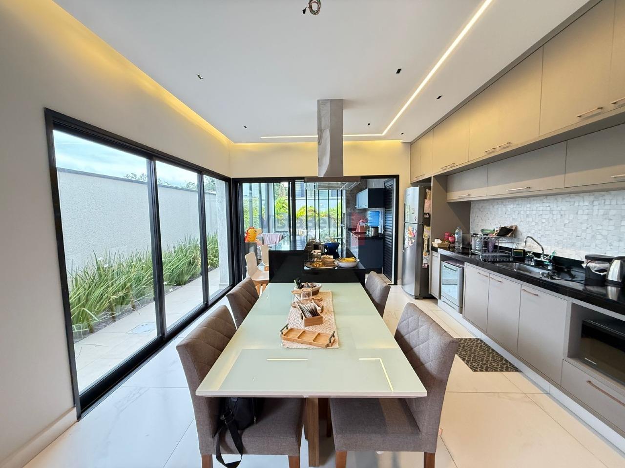 Casa em Condomínio à venda no Piracangaguá: 