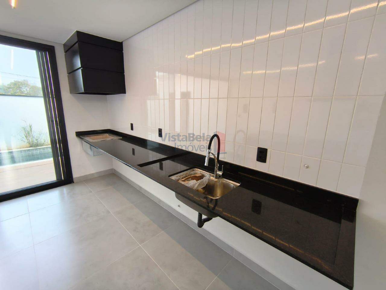 Casa em Condomínio à venda no Loteamento Residencial Pérola do Vale: COZINHA COM ÁREA GOURMET