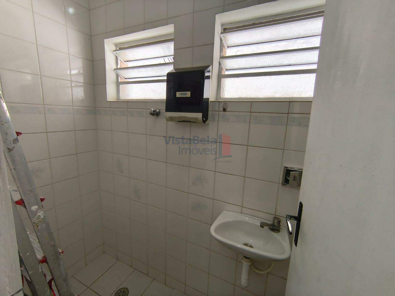 Sala para aluguel no Centro: Amplo WC