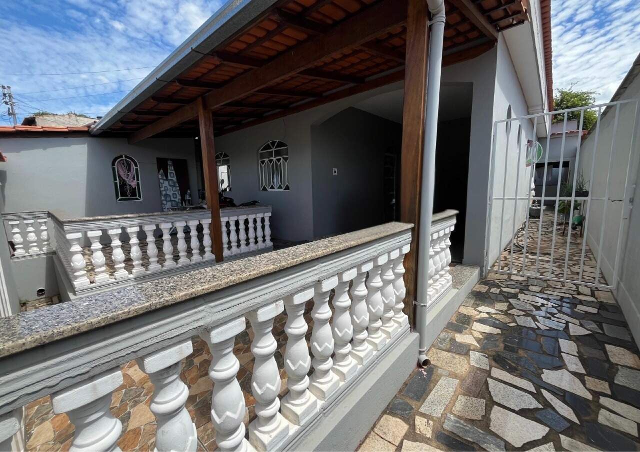 CASA à venda no Conjunto Habitacional Jadir Marinho: 