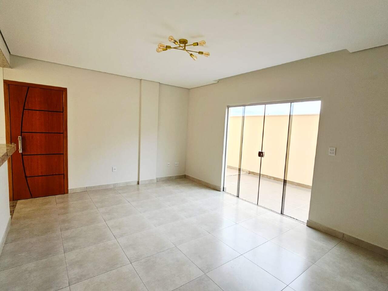 APARTAMENTO COM AREA à venda no TROPICAL: 
