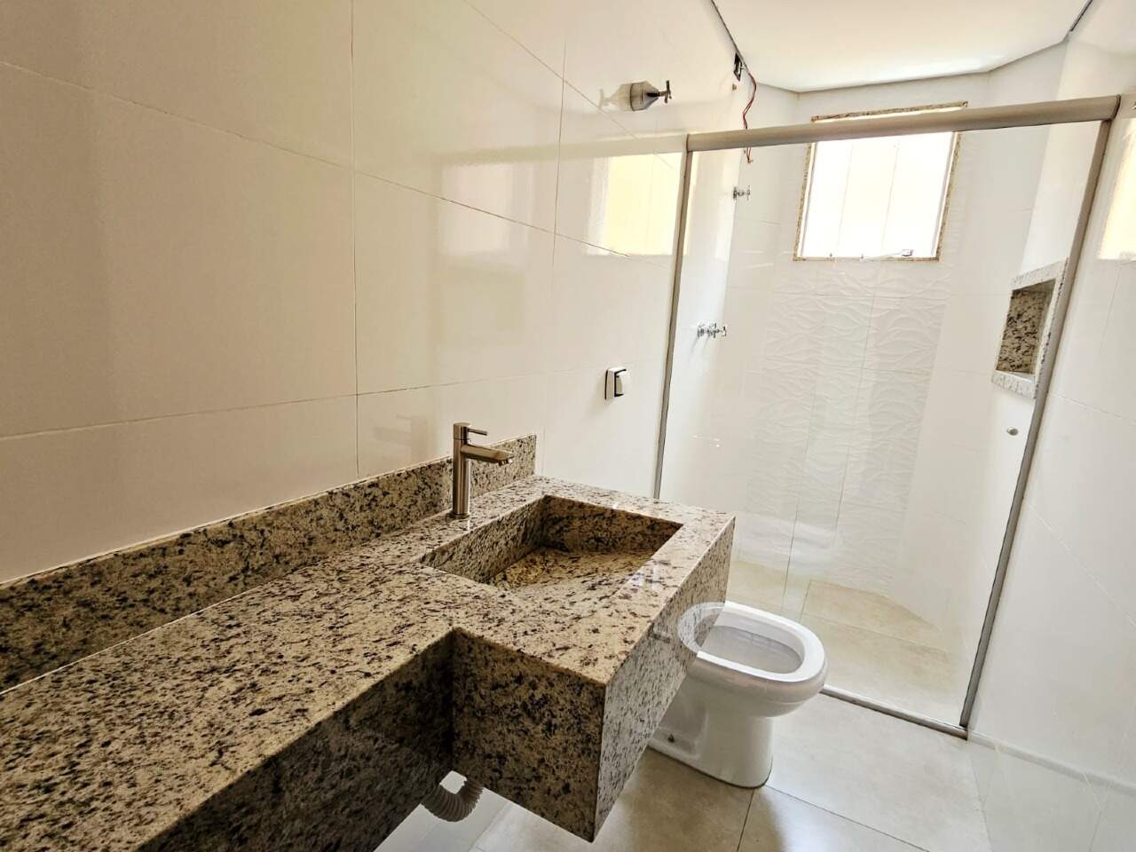 APARTAMENTO COM AREA à venda no TROPICAL: 