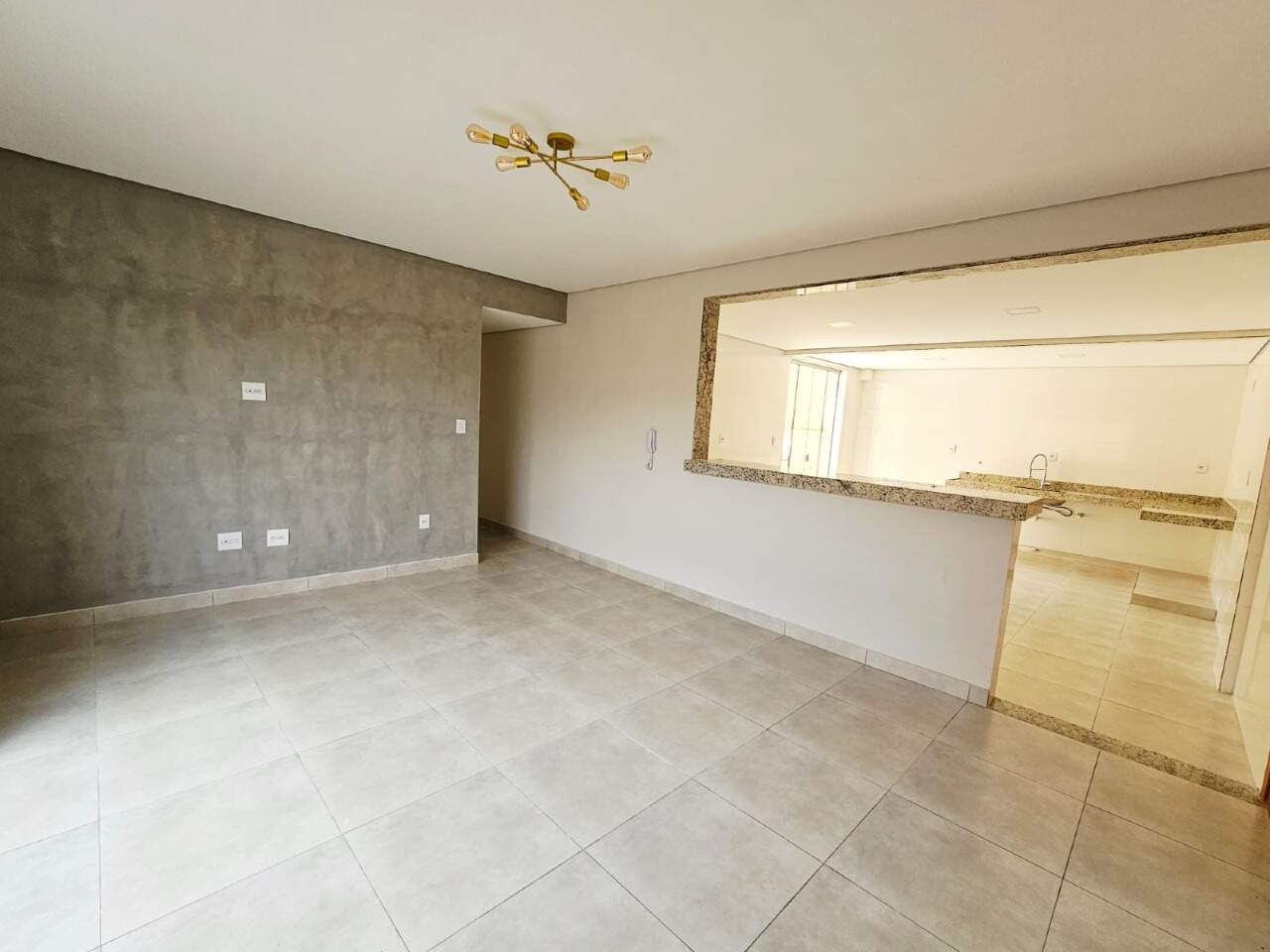 APARTAMENTO COM AREA à venda no TROPICAL: 