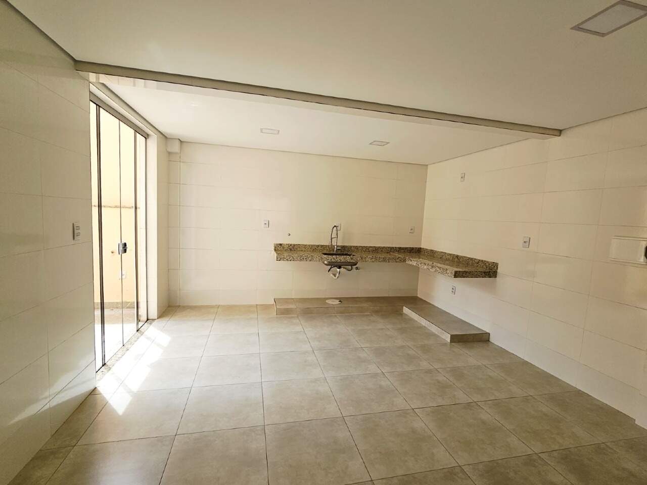 APARTAMENTO COM AREA à venda no TROPICAL: 