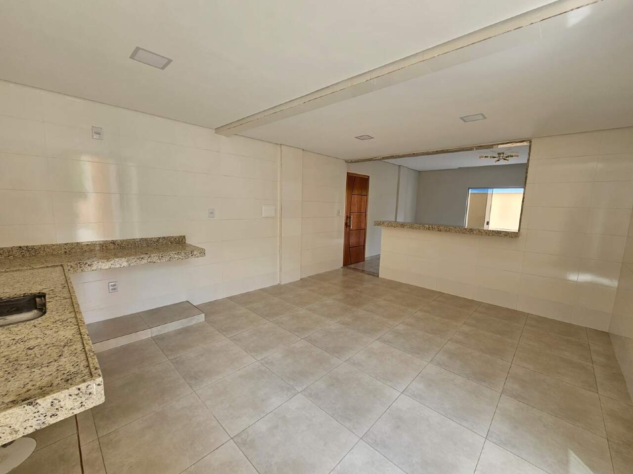 APARTAMENTO COM AREA à venda no TROPICAL: 