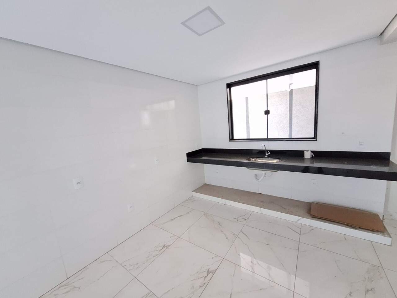 APARTAMENTO COM AREA para aluguel no TROPICAL: 