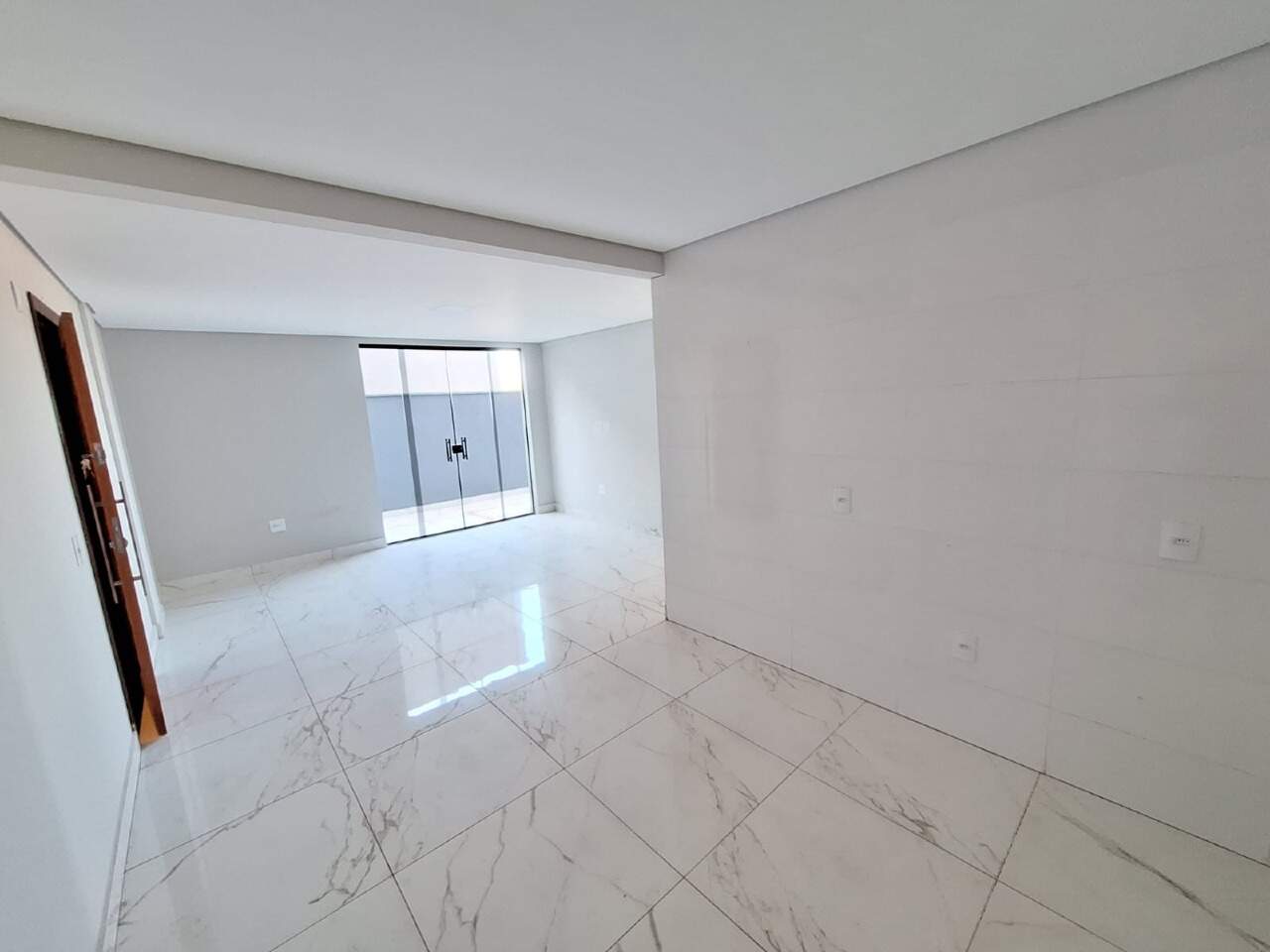 APARTAMENTO COM AREA para aluguel no TROPICAL: 