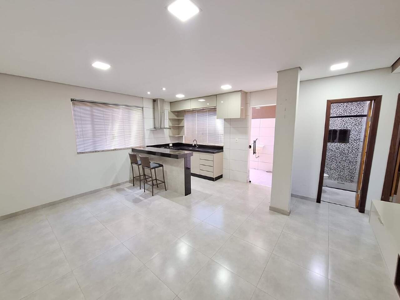 APARTAMENTO COM AREA para aluguel no da Olaria: 