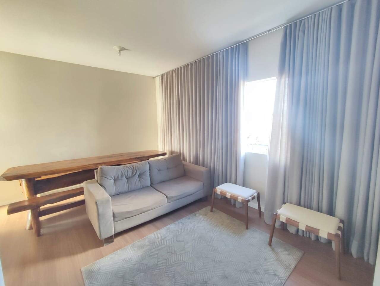 APARTAMENTO COM AREA para aluguel no Parque Jardim Santanense: 