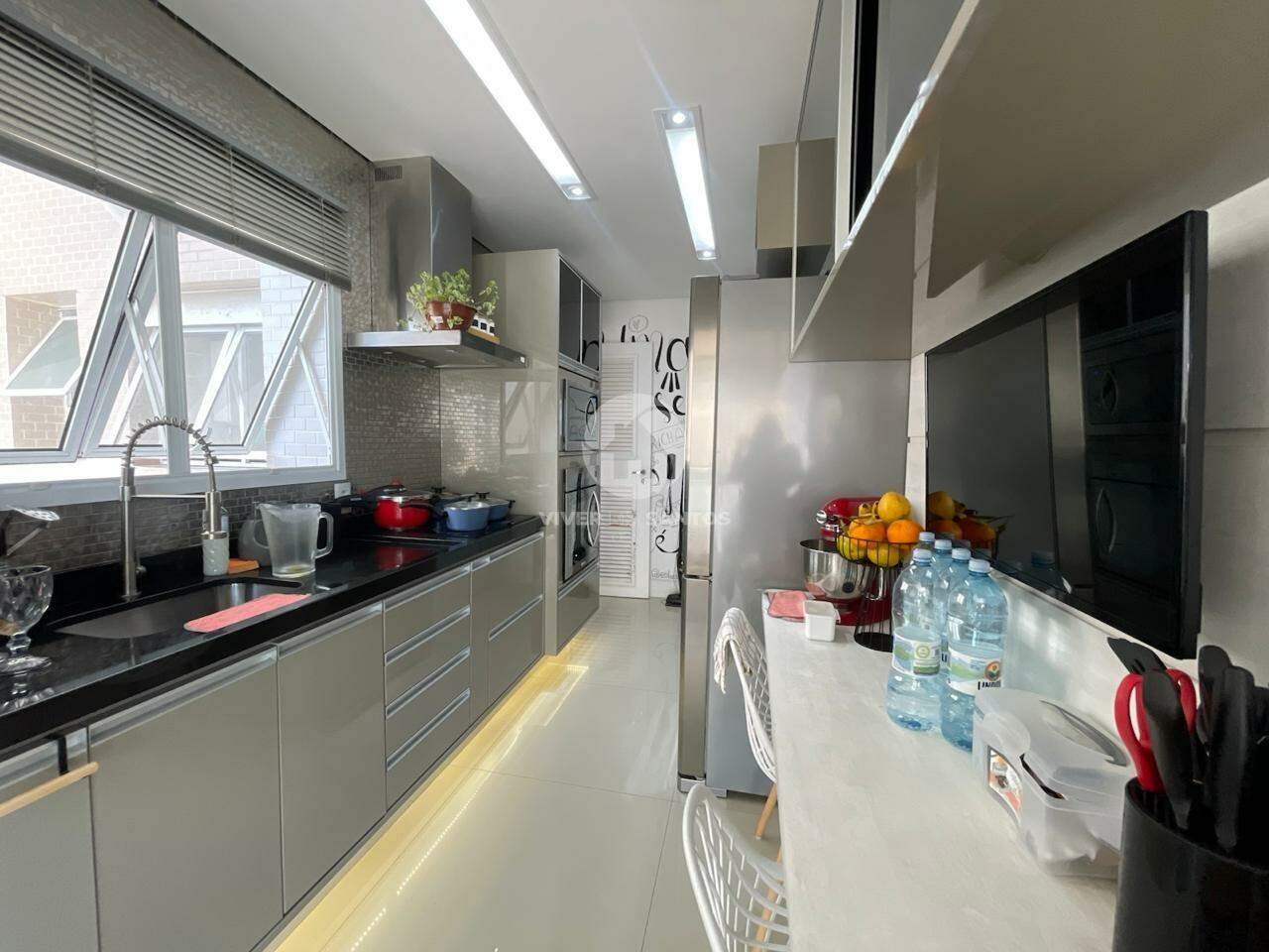 Lindo apartamento com 4 quartos e 2 vagas de garagem - PORTEIRA FECHADA em Marapé, Santos — foto 13