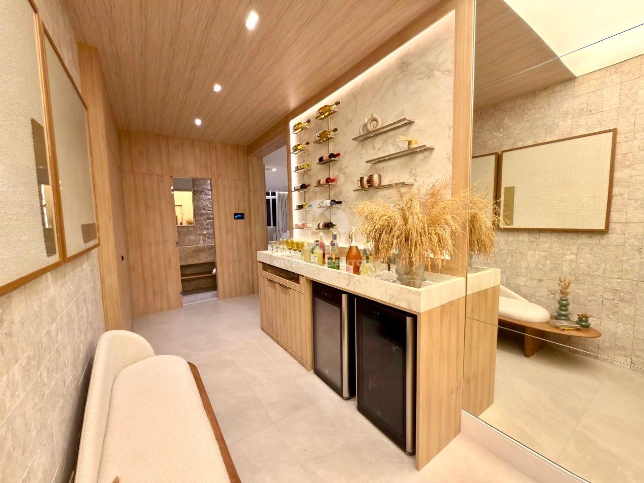 Apartamento Retrofitado e Mobiliado 159 m², 3 Dormitórios, Elevador Privativo, Vista para o Mar e 2 Vagas – Santos/SP em Gonzaga, Santos — foto 2