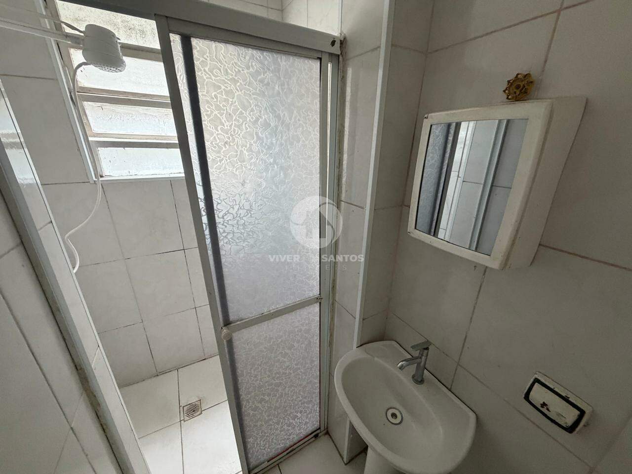 Oportunidade na quadra do mar no Gonzaga - Sala living - elevador - portaria 24h em Gonzaga, Santos — foto 4