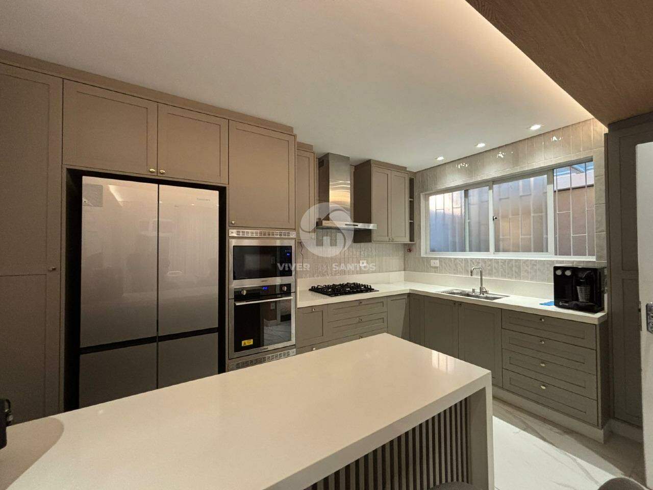 Casa Reformada, 4 Dormitórios, Suíte com Closet, Solarium, Churrasqueira e 3 Vagas no Campo Grande – Santos/SP em Campo Grande, Santos — foto 3