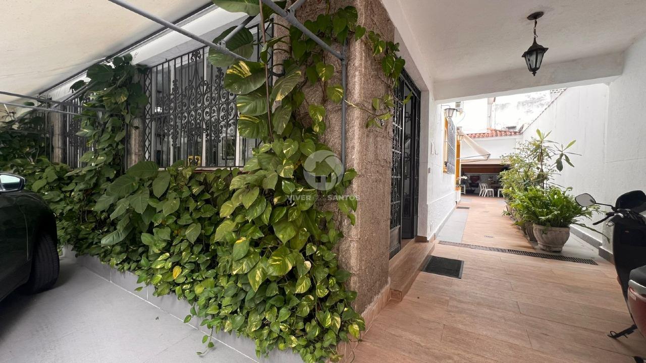 Casa com 337 m², 4 Dormitórios e Garagem para 5 Veículos a 1 Quadra da Praia no Boqueirão – Santos/SP em Boqueirão, Santos — foto 2