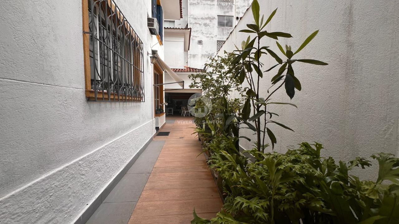 Casa com 337 m², 4 Dormitórios e Garagem para 5 Veículos a 1 Quadra da Praia no Boqueirão – Santos/SP em Boqueirão, Santos — foto 3