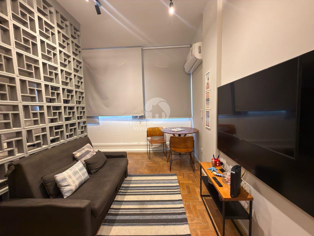 Sala Living Mobiliado e Reformado, 1 Dormitório, a 1 Quadra da Praia – Santos/SP em Boqueirão, Santos — foto 2