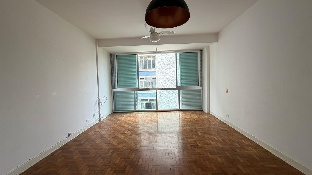 Apartamento 2 Dormitórios, Dependência Completa e Potencial para Modernização na Quadra da Praia – Aparecida, Santos/SP em Aparecida, Santos — foto 2