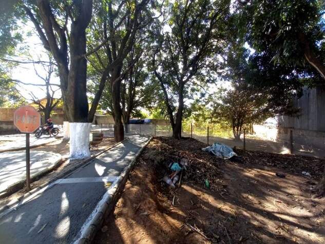 Terreno à venda no Bandeirantes: 