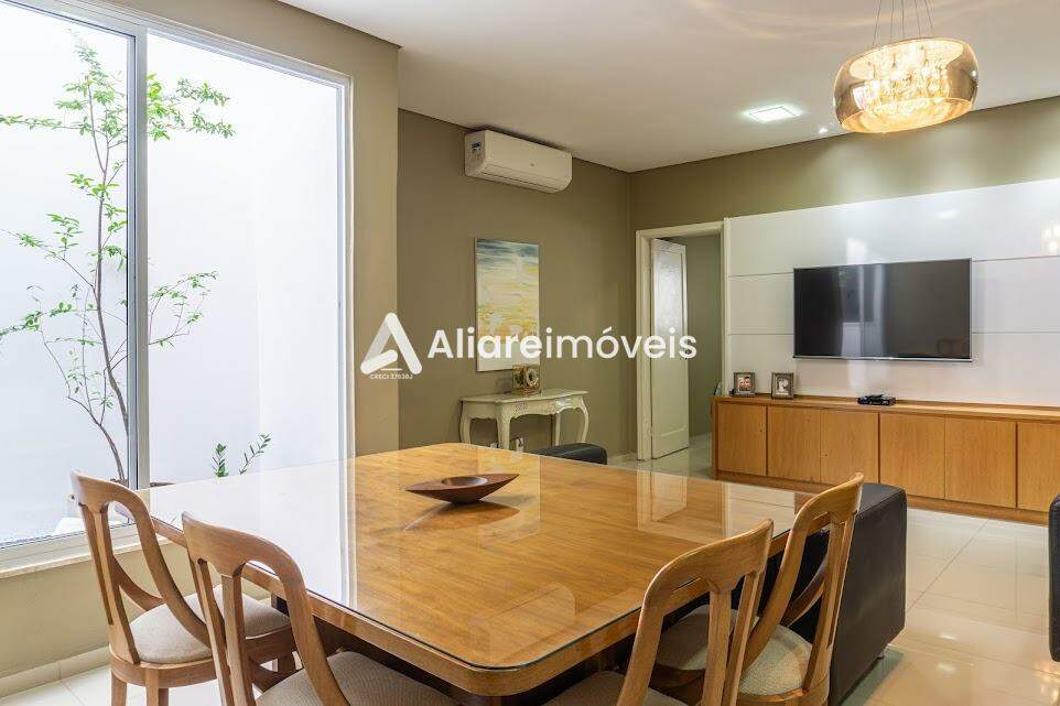 Casa à venda com 5 quartos, 350m² - Foto 1