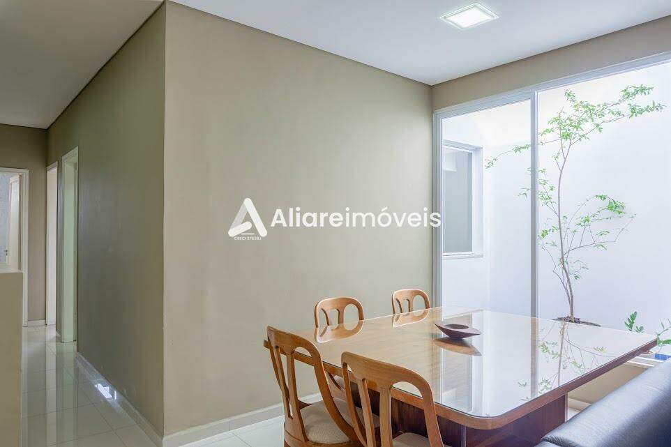 Casa à venda com 5 quartos, 350m² - Foto 2