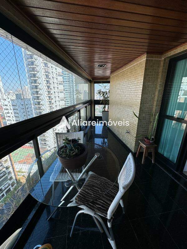 Apartamento à venda com 4 quartos, 193m² - Foto 2