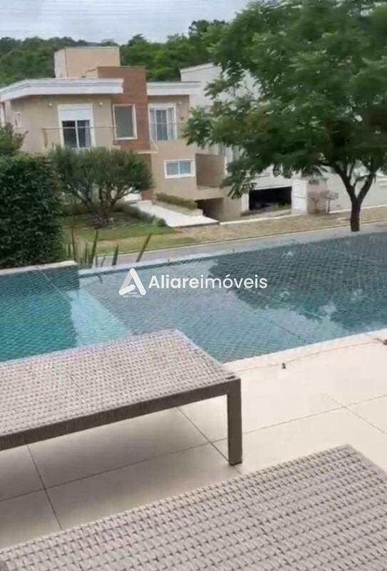 Casa para alugar com 4 quartos, 390m² - Foto 1