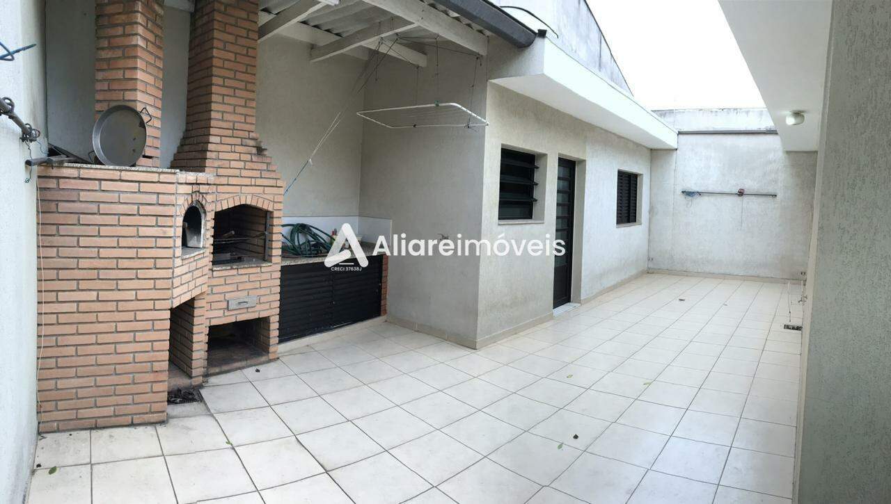 Casa à venda com 3 quartos, 218m² - Foto 1