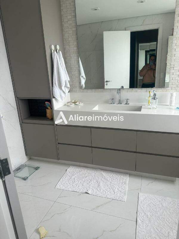 Apartamento para alugar com 3 quartos, 225m² - Foto 17