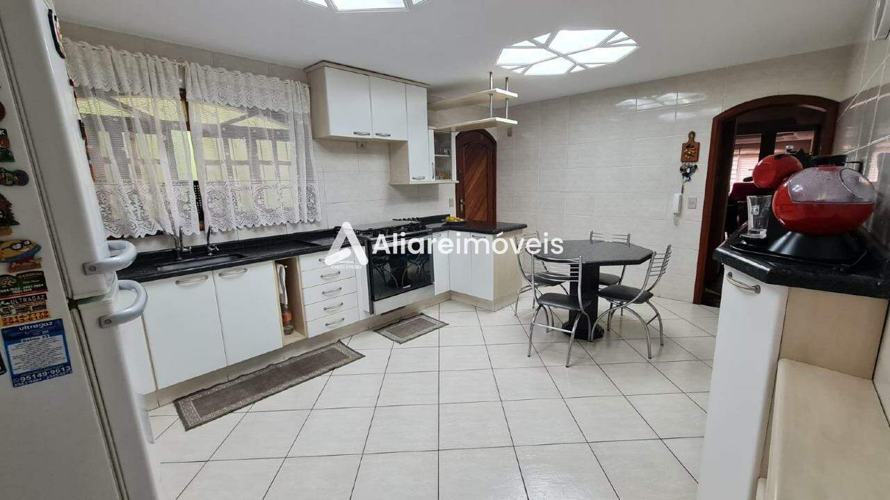 Casa à venda com 4 quartos, 300m² - Foto 3