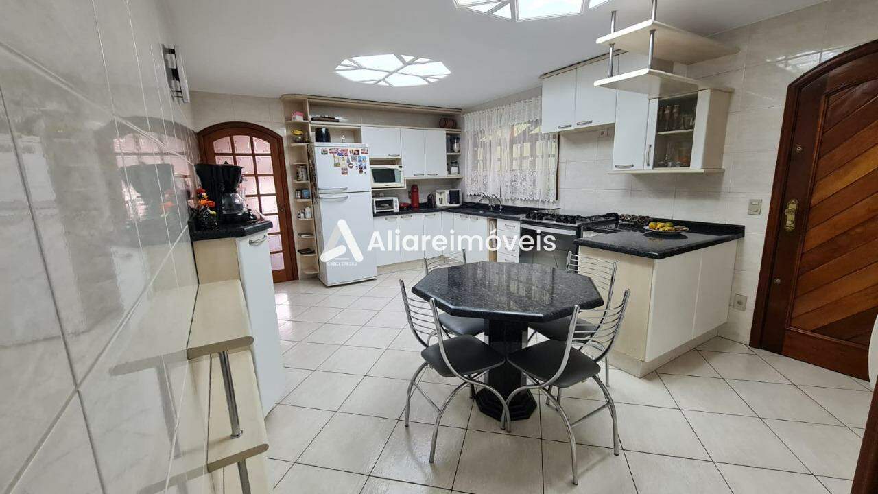 Casa à venda com 4 quartos, 300m² - Foto 4