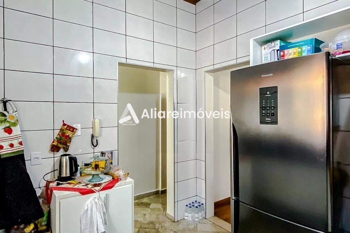 Casa à venda com 4 quartos, 250m² - Foto 11