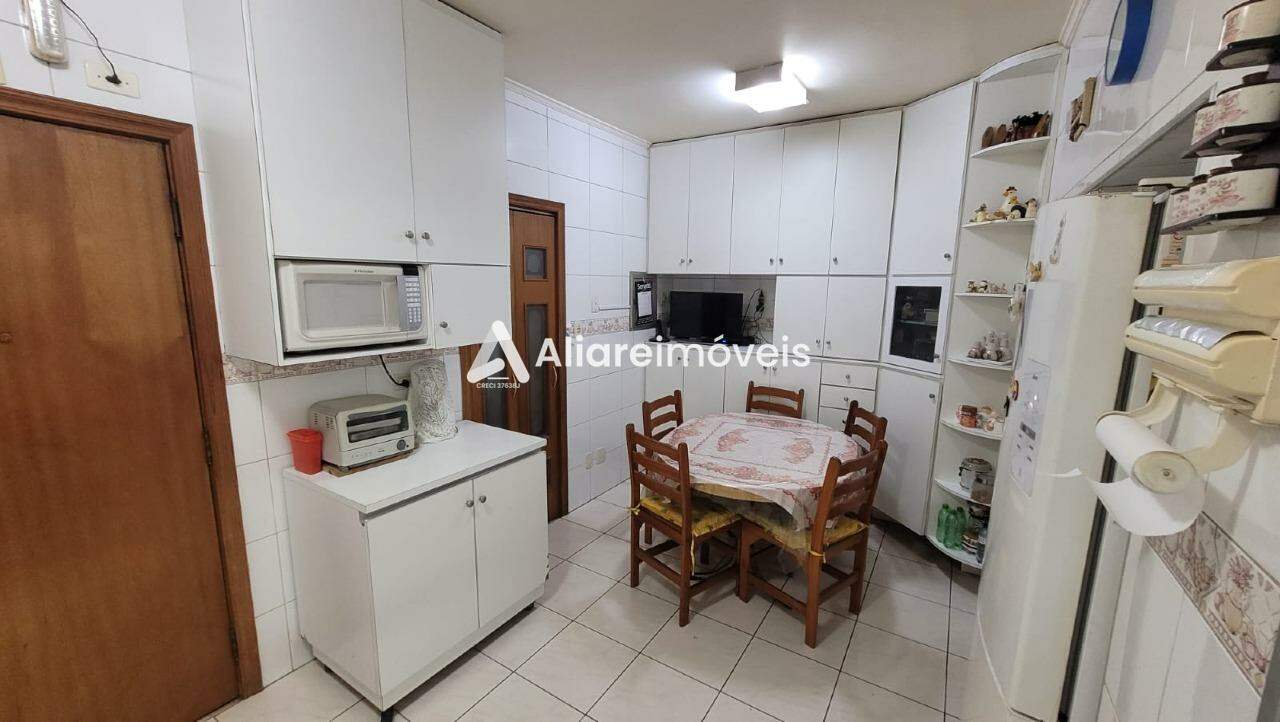 Apartamento à venda com 3 quartos, 212m² - Foto 8