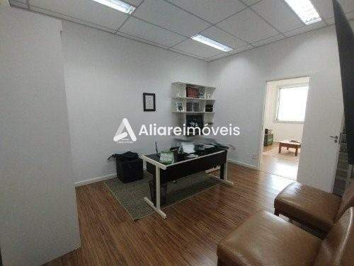 Casa para alugar com 6 quartos, 300m² - Foto 2