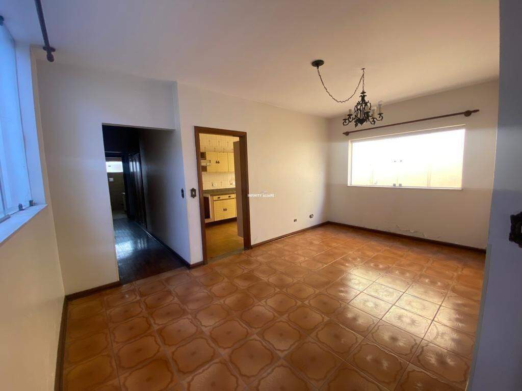 Casa à venda com 6 quartos, 200m² - Foto 10