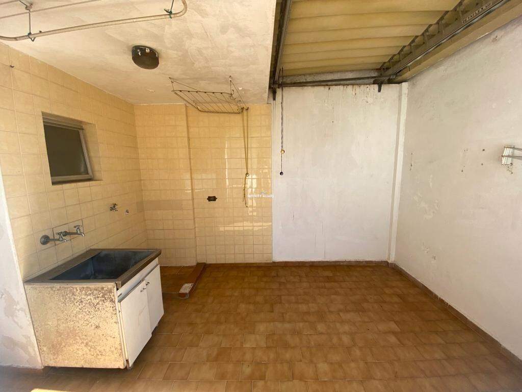 Casa à venda com 6 quartos, 200m² - Foto 30