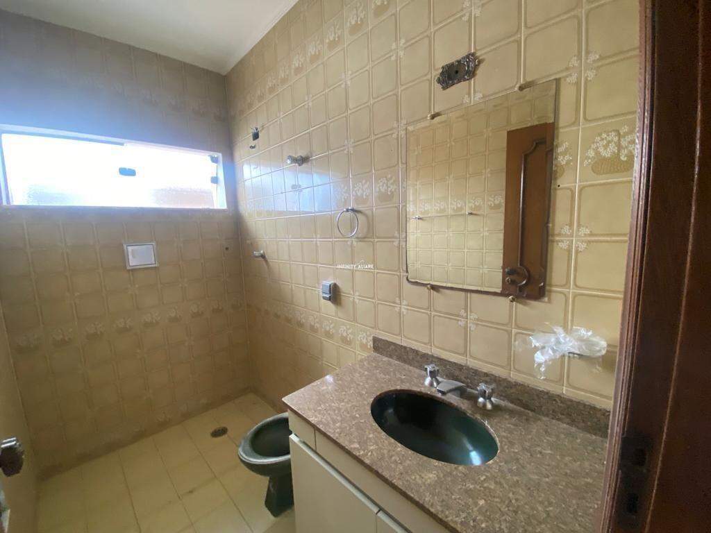 Casa à venda com 6 quartos, 200m² - Foto 3