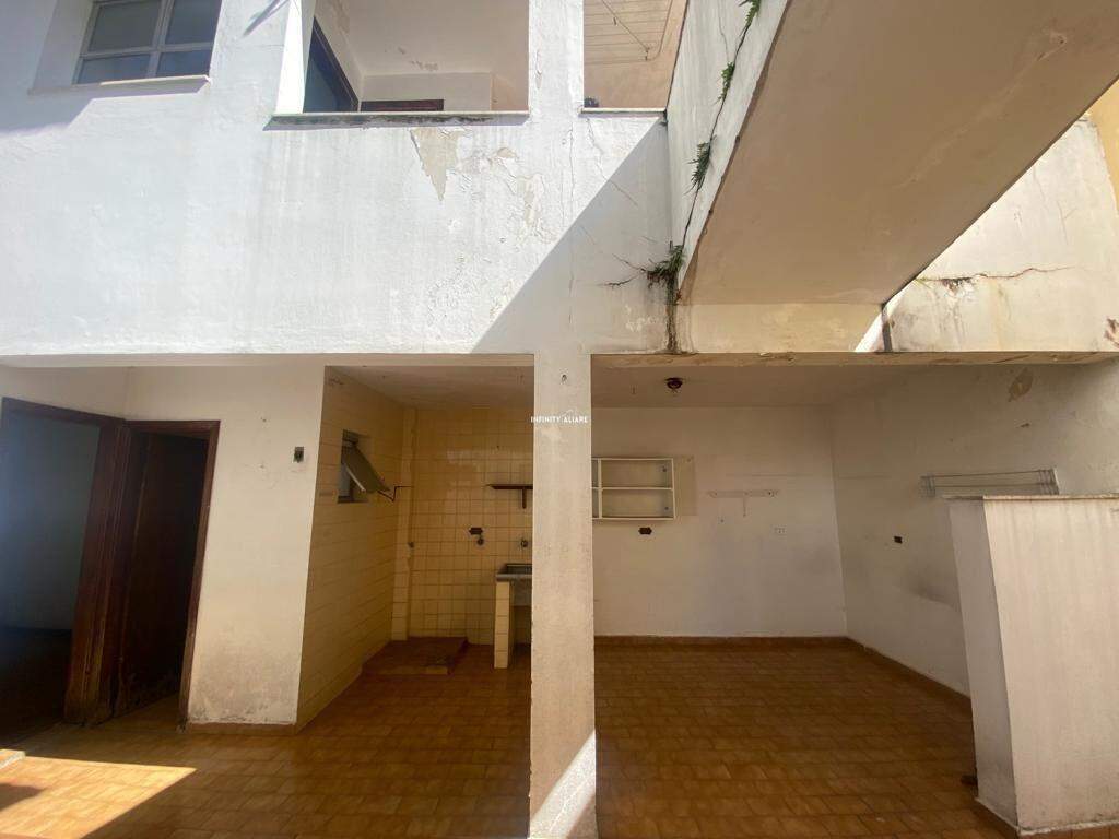 Casa à venda com 6 quartos, 200m² - Foto 4