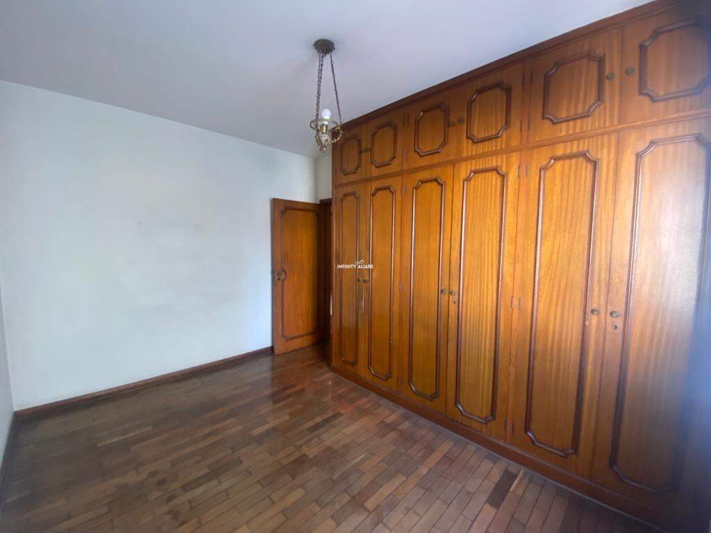 Casa à venda com 6 quartos, 200m² - Foto 22