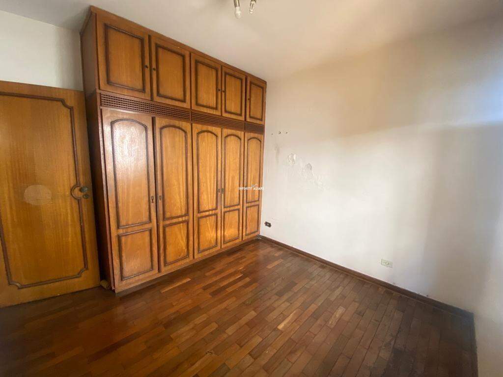 Casa à venda com 6 quartos, 200m² - Foto 2