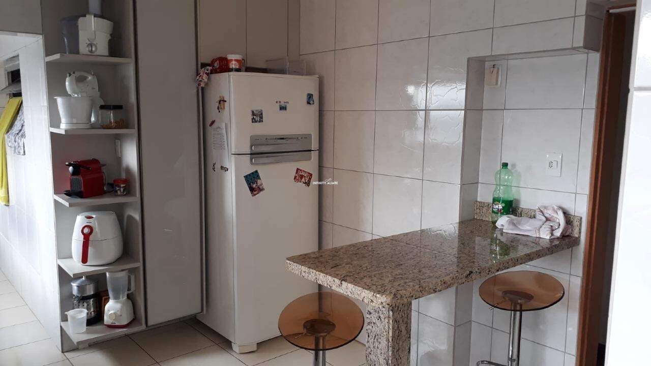 Apartamento à venda com 3 quartos, 130m² - Foto 2