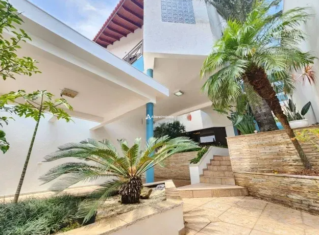 Casa à venda com 3 quartos, 354m² - Foto 1