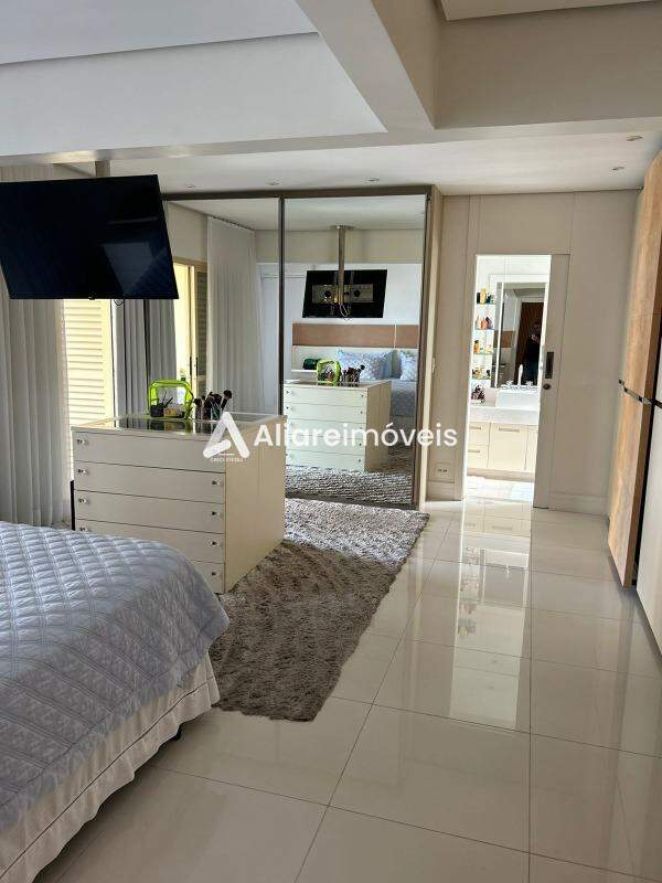 Apartamento à venda com 4 quartos, 254m² - Foto 1