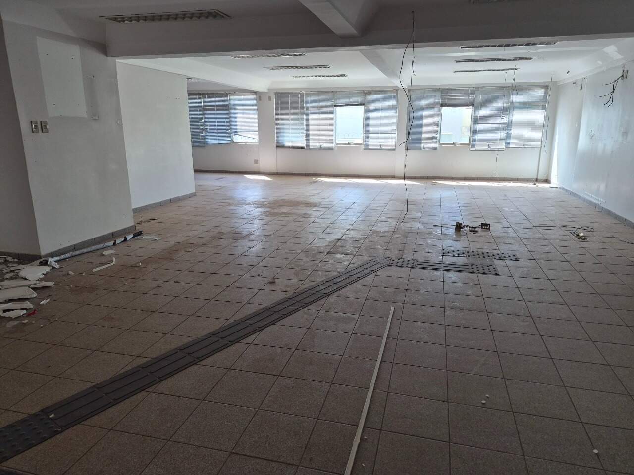 Sala para aluguel no Centro: 