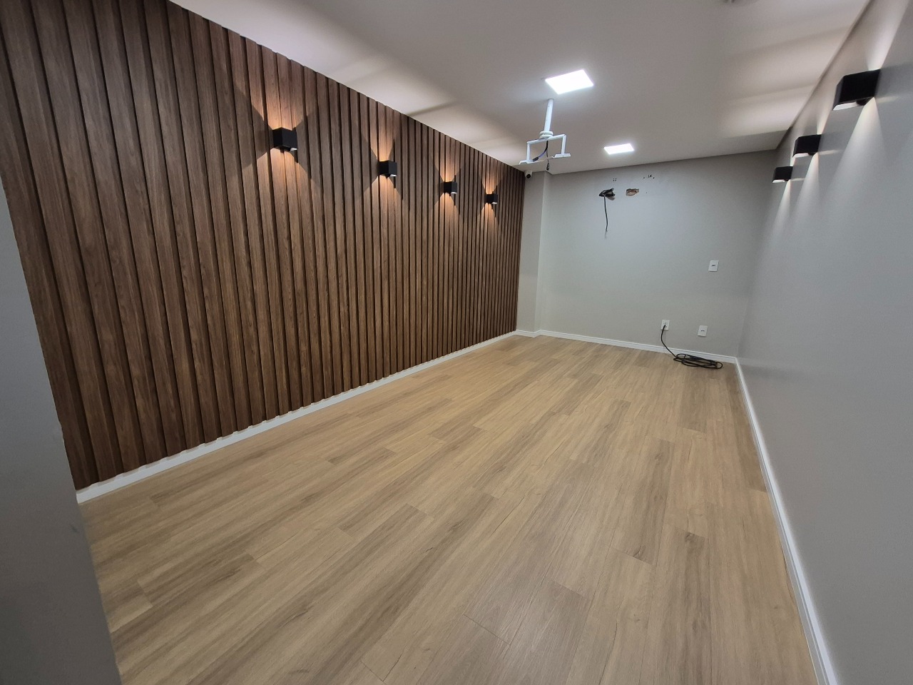 Sala para aluguel no Maria Luiza: 