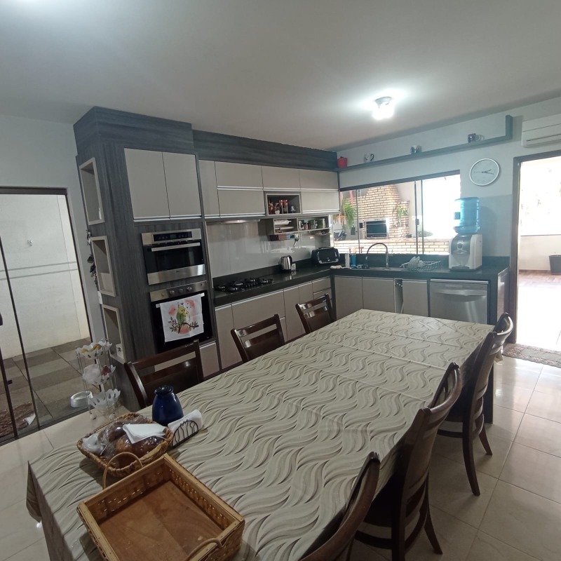 Casa à venda no Tropical: 