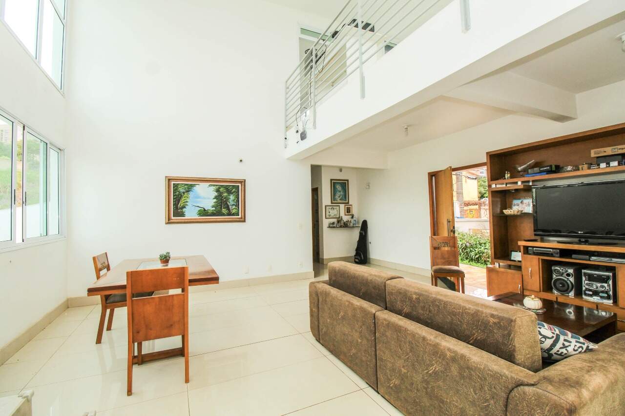 Imagem do imóvel Casa à venda, 5 quartos, 1 suíte, 5 vagas, Estoril - Belo Horizonte/MG