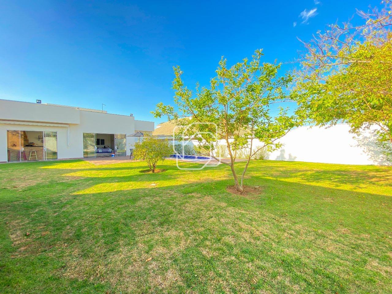 Casa de Condomínio à venda em Salto - SP - Condomínio Fazenda Palmeiras Imperiais: Quintal gramado