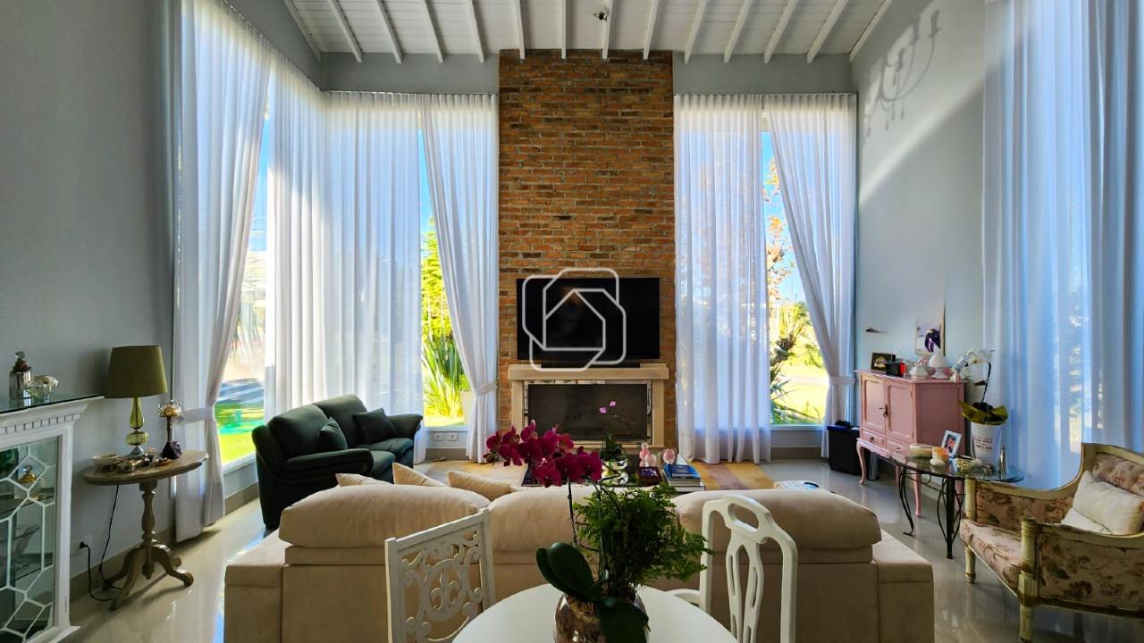 Casa de Condomínio à venda em Cabreúva - SP - Portal do Japy Golf Clube: Sala de estar, lareira