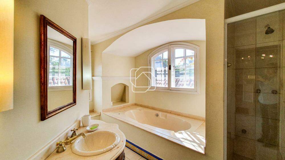 Casa de Condomínio à venda em Indaiatuba - SP - Helvetia Polo Country: Banheiro e banheira